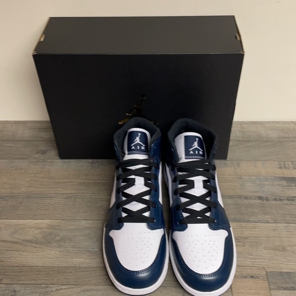 Air Jordan 1 mid GS size 7Y/Women’s size 8.5 White/Navy/Black new with box - Picture 8 of 12